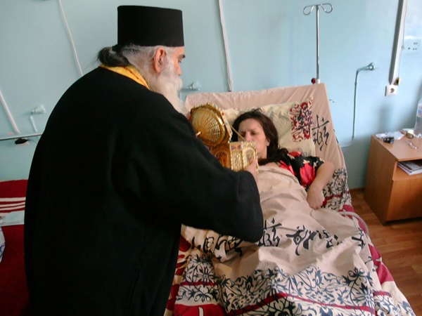 Афонские старцы привезли в одесский онкодиспансер мощи целителя Пантелеймона