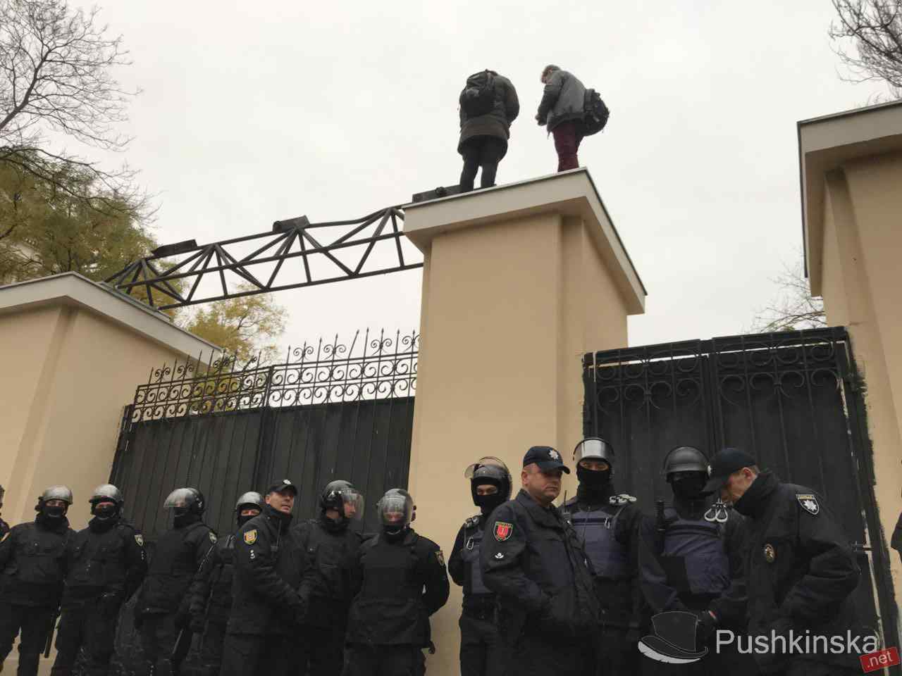 Активисты хотят открыть свободный доступ в Летний театр в Горсаду, но на пути у них стала охрана и полиция. Фото