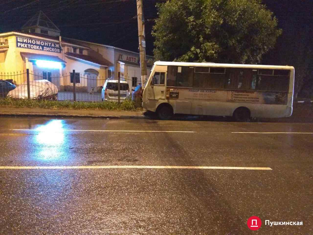 Четверо пострадавших: на Пересыпи маршрутка влетела в столб. Фото