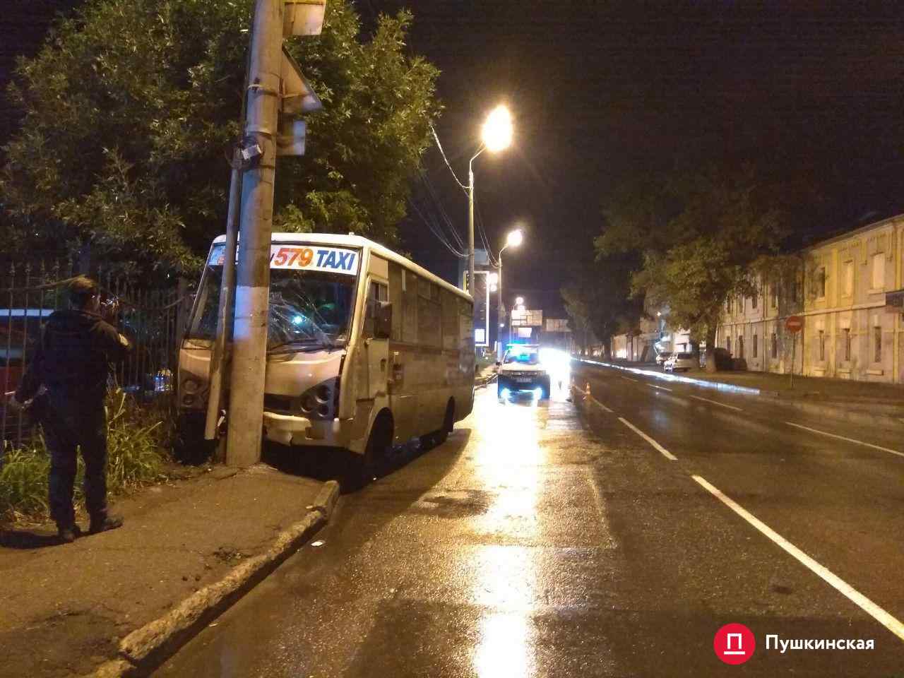 Четверо пострадавших: на Пересыпи маршрутка влетела в столб. Фото