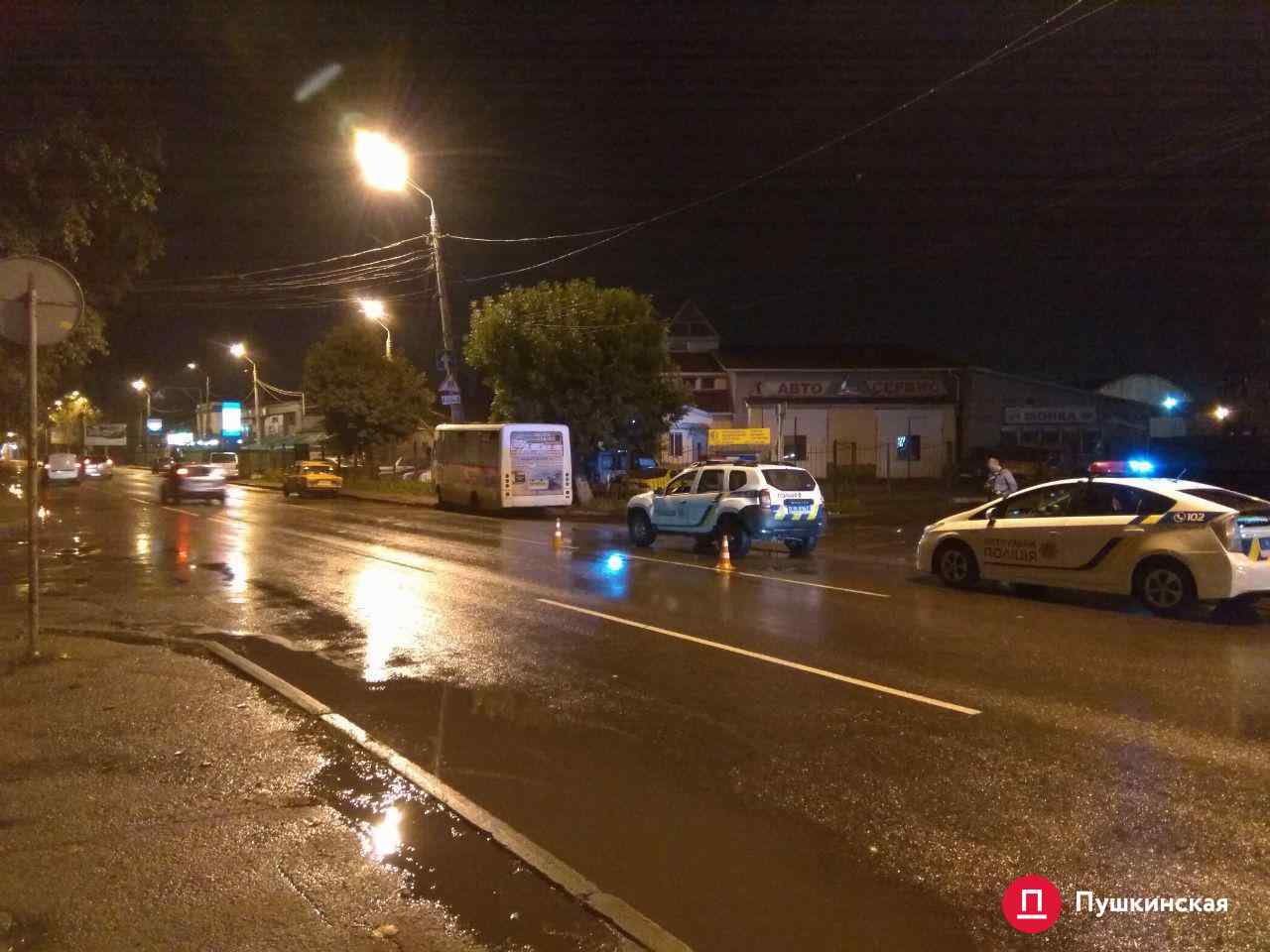 Четверо пострадавших: на Пересыпи маршрутка влетела в столб. Фото