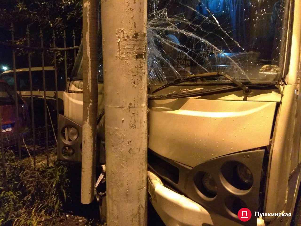 Четверо пострадавших: на Пересыпи маршрутка влетела в столб. Фото