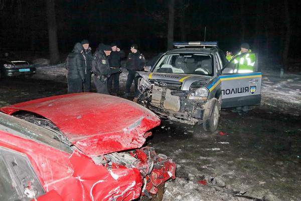 Чтобы задержать угонщиков авто, полицейским пришлось идти на таран (фото)