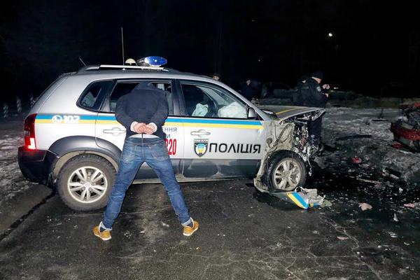 Чтобы задержать угонщиков авто, полицейским пришлось идти на таран (фото)