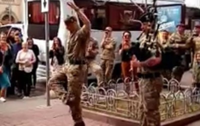 Киевлян позабавил танец солдата НАТО под волынку