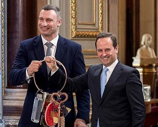 Кличко передал мэру Лиссабона символические ключи от Евровидения