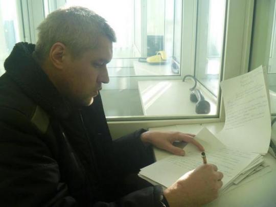 Клыху в российской тюрьме разрешили встретиться с адвокатом и пожать ему руку