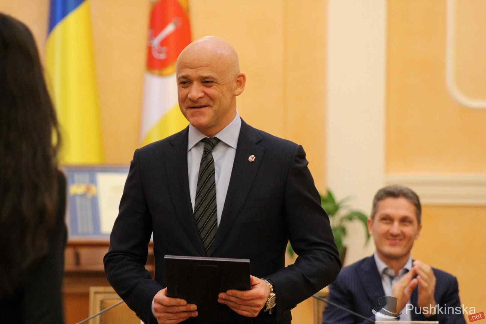 На $45 000 «беднее» и зарплата «невалом»: что показал в декларации за 2017 год мэр Одессы Труханов