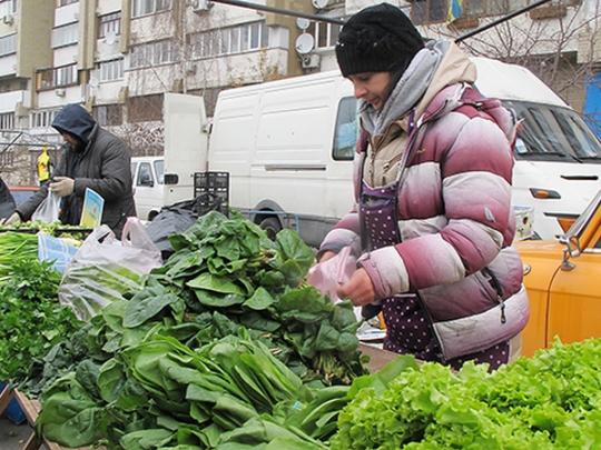 На столичных рынках подорожали тепличные овощи и сахар, а яйца и речная рыба подешевели