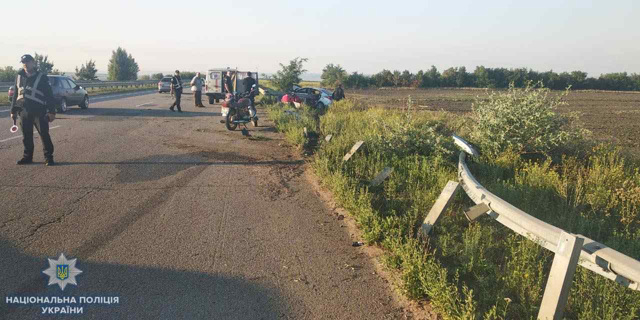 На трассе Киев-Одесса автомобиль слетел с дороги и врезался в отбойник, погиб ребенок