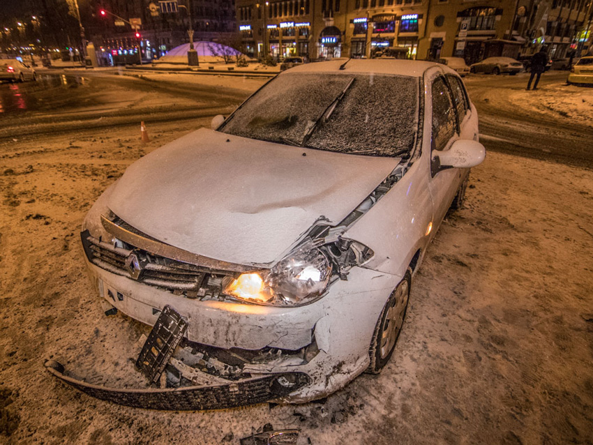 Ночью в Киеве на заснеженном Крещатике столкнулись Kia и Renault