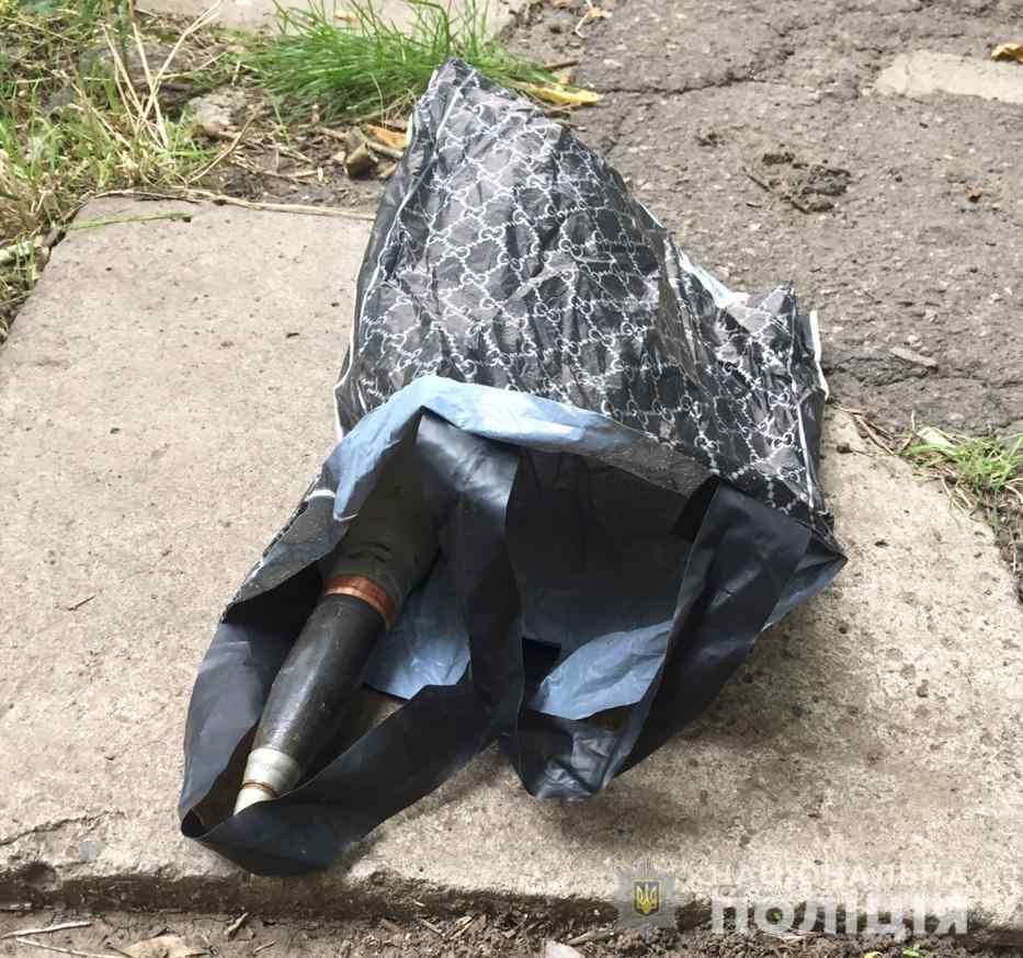 Одессит выбросил в окно 13 этажа фугасный снаряд, когда к нему пришли полицейские. Фото
