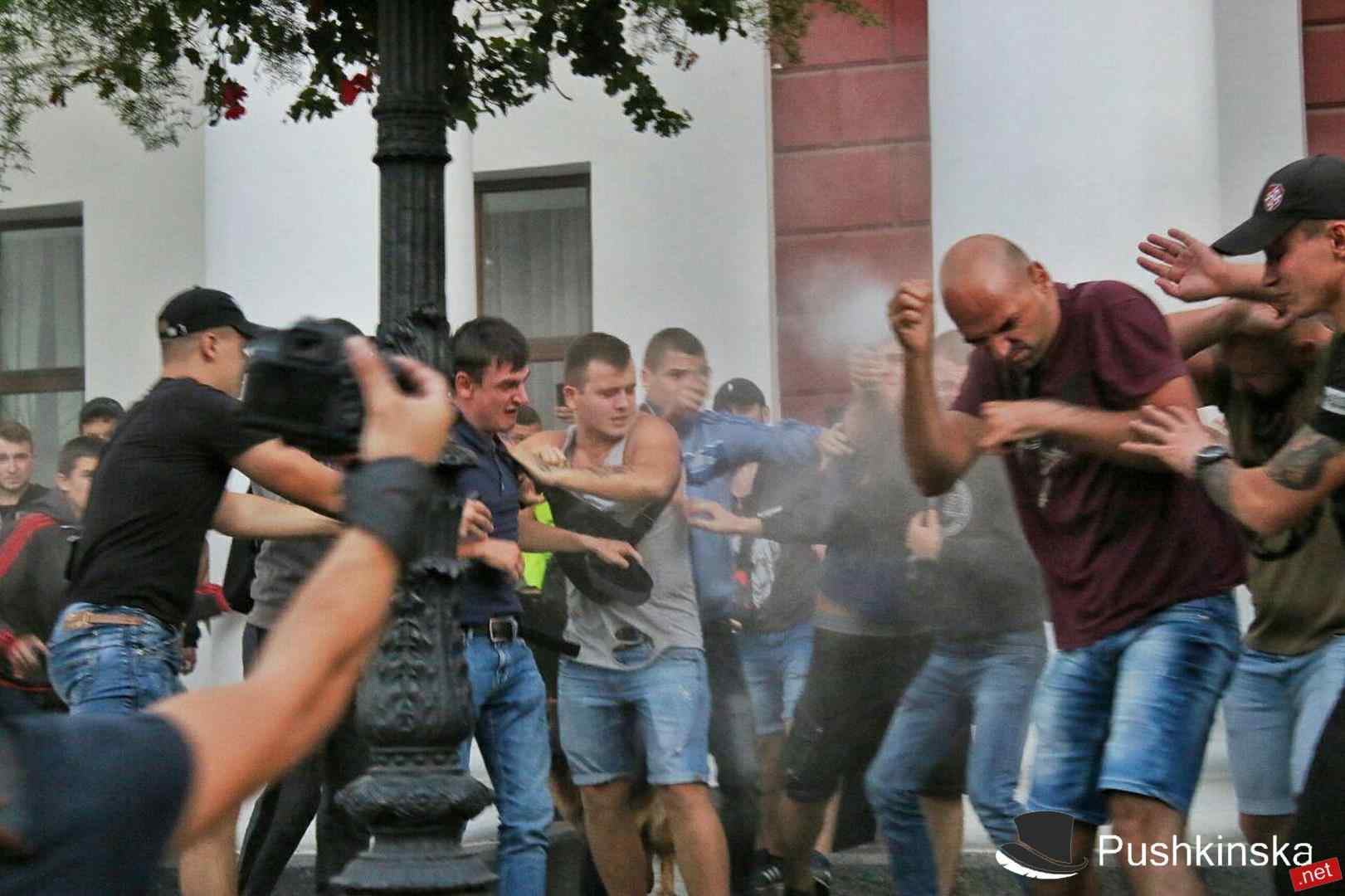 Одесские активисты штурмовали мэрию: в ход пошли газовые баллончики и дымовые шашки. Обновлено
