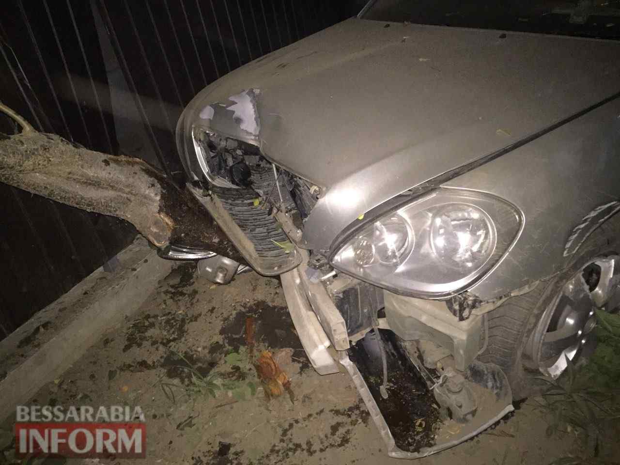 Пьяный и без документов: в Измаиле водитель «Toyota» врезался в забор жилого дома. Фото