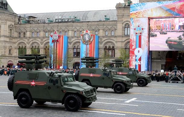 Парад в Москве. РФ показала новую военную техникуСюжет