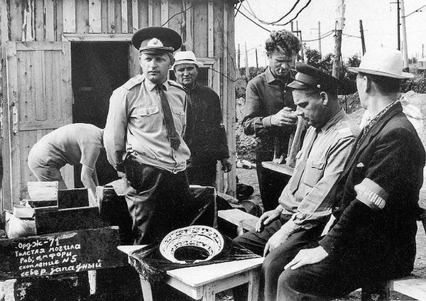 Перед тем, как Мозолевский нашел в кургане скифскую пектораль, покойная мама сказала ему во сне: Копай — знайдеш щось велике