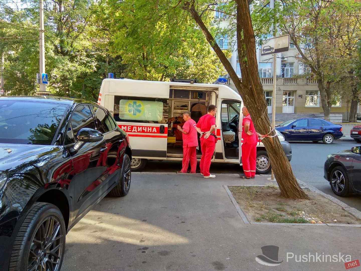 Счастливое совпадение в Одессе: проходивший мимо психолог «снял» с окна девушку в истерике. Фото