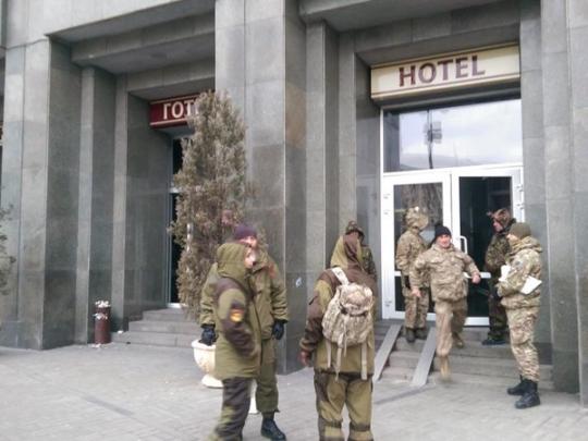 СМИ: людям, захватившим отель Казацкий, выдвинули ультиматум