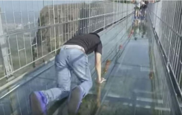 Стеклянный мост: видео с перепуганными туристами