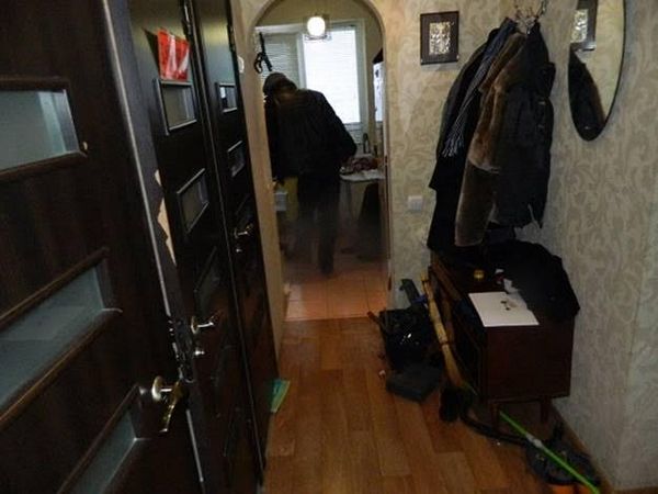У киевлянина, находящегося под админнадзором, полицейские обнаружили арсенал, а у его сожителей – наркотики (фото)