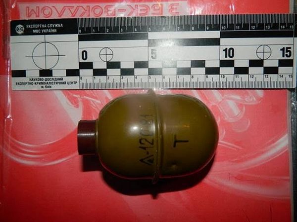 У киевлянина, находящегося под админнадзором, полицейские обнаружили арсенал, а у его сожителей – наркотики (фото)