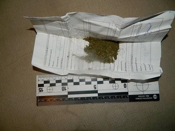 У киевлянина, находящегося под админнадзором, полицейские обнаружили арсенал, а у его сожителей – наркотики (фото)