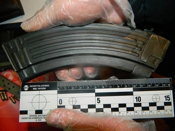 У киевлянина, находящегося под админнадзором, полицейские обнаружили арсенал, а у его сожителей – наркотики (фото)