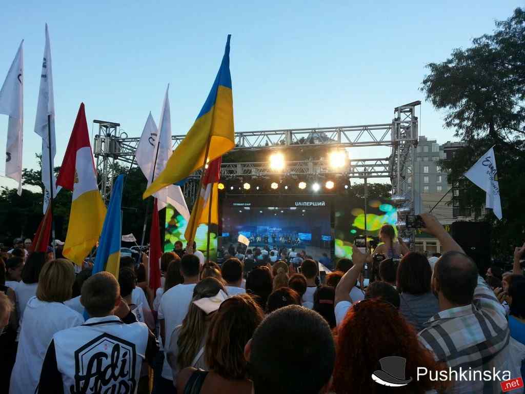 У Театра музкомедии горожане поддерживали Одессу в битве за проведение Евровидения. Фоторепортаж