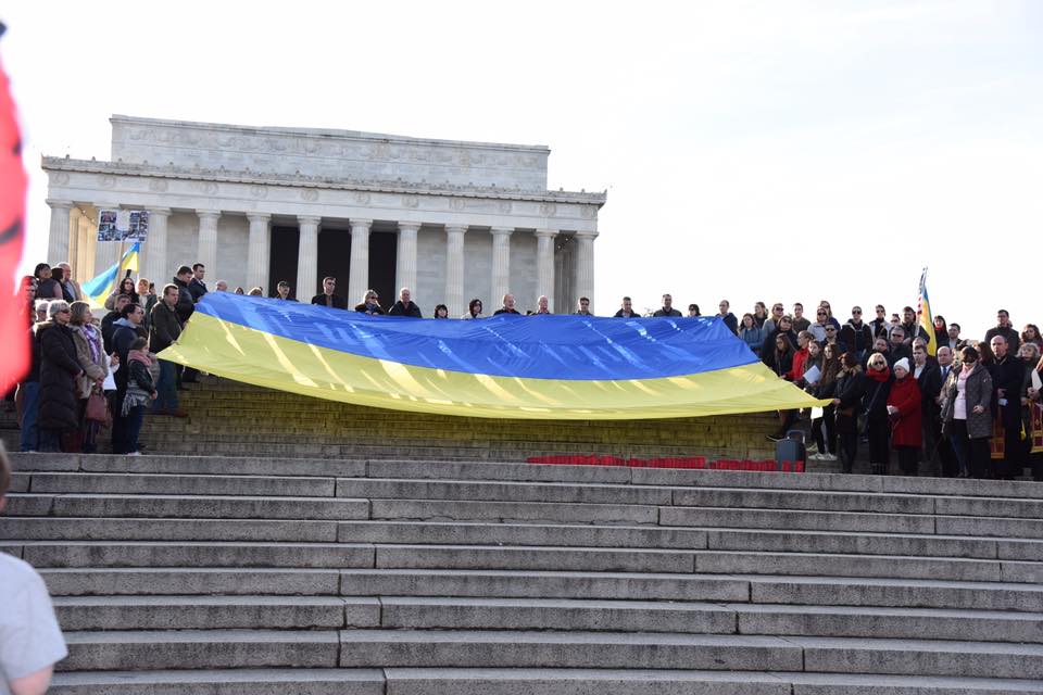 Украинцы Вашингтона почтили память Героев Небесной сотни (фото)