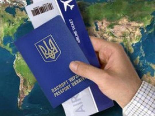 Украинские туристы, задержанные в парижском аэропорту: В туалет нас водили под конвоем (фото)