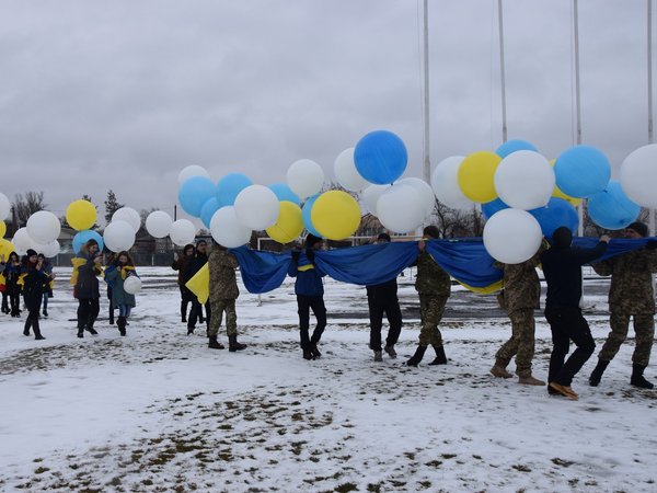 Украинский флаг по воздуху отправился на оккупированную Луганщину (фото)