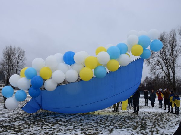 Украинский флаг по воздуху отправился на оккупированную Луганщину (фото)