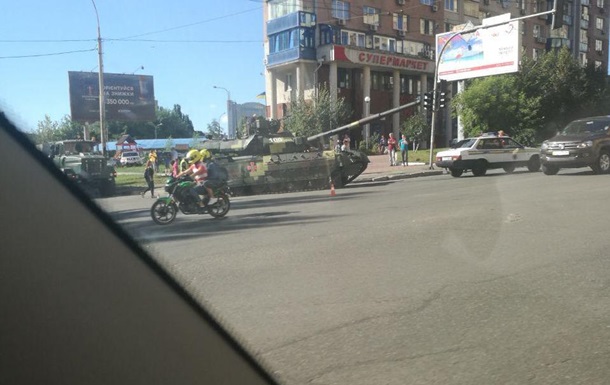 В центре Киева заглох танк, который ехал на репетицию парада
