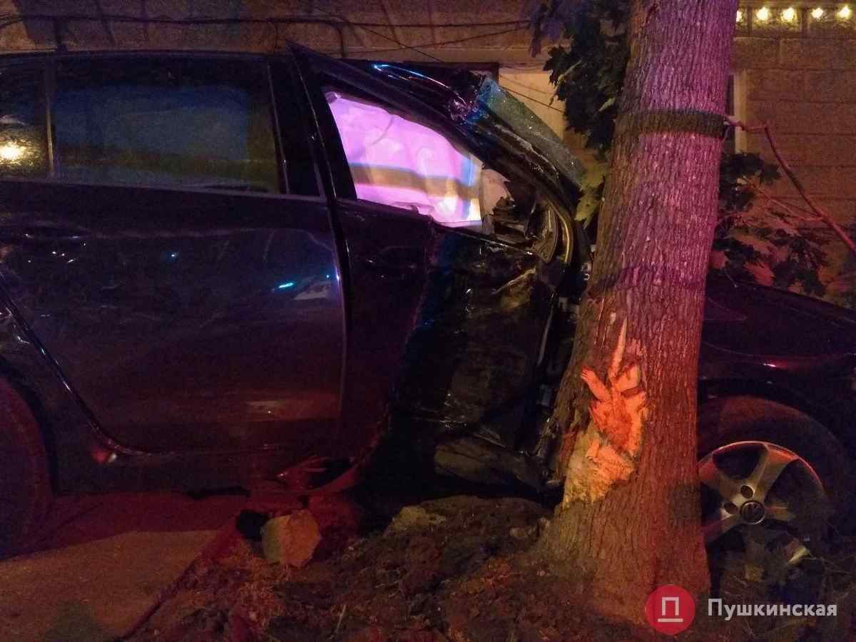В центре Одессы авария: водитель врезался в дерево, оно упало на пешехода. Фото. Обновлено