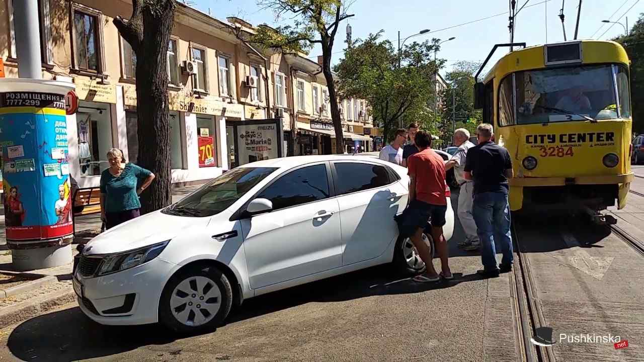 В центре Одессы пассажиры «перепарковали» автомобиль, который заблокировал трамвай. Видео