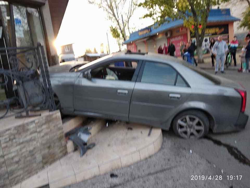 В Черноморске пьяный одессит въехал в витрину магазина. Фото