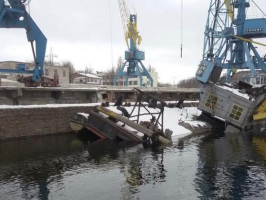 В Каменском в Днепр вылилось 300 тонн мазута – СМИ