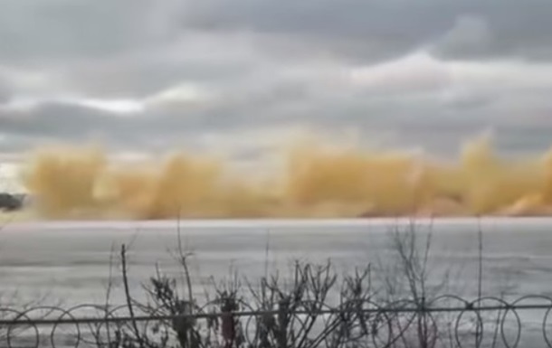 В Казахстане при подрыве льда на реке выбило стекла в домах