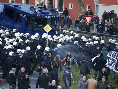 В Кельне полиция разогнала водометами демонстрацию протеста против миграционной политики Меркель (фото)