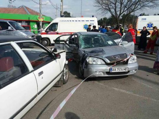 В Киеве автомобиль Chery перепутал полосы и спровоцировал ДТП (фото)
