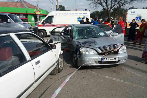 В Киеве автомобиль Chery перепутал полосы и спровоцировал ДТП (фото)