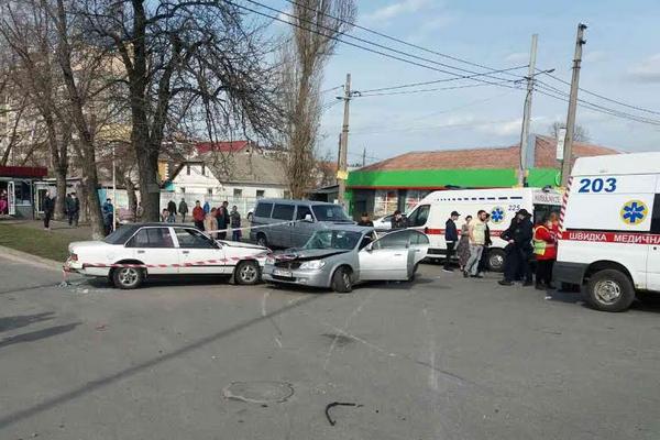 В Киеве автомобиль Chery перепутал полосы и спровоцировал ДТП (фото)