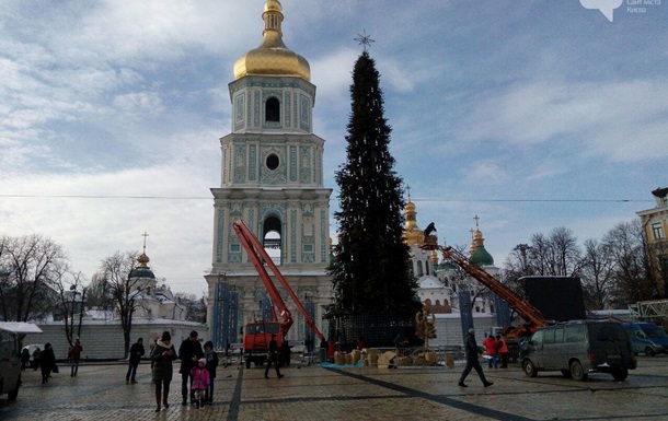 В Киеве демонтируют главную елку
