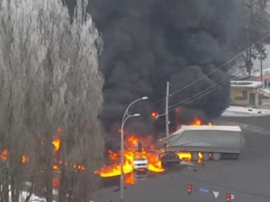 В Киеве фура врезалась в микроавтобус с людьми и загорелась (видео)