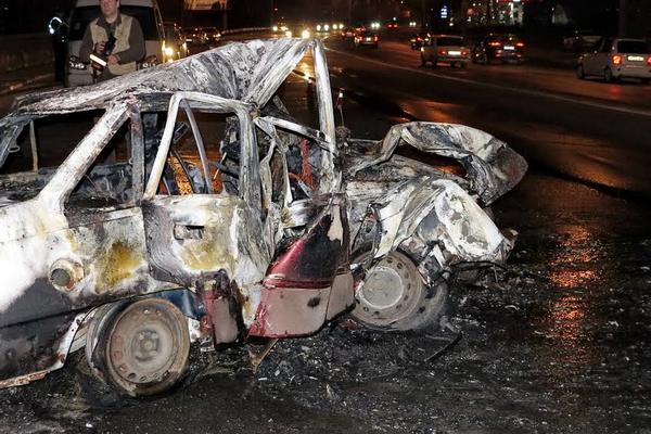 В Киеве неравнодушные граждане вытянули мужчину из горящего авто (фото)