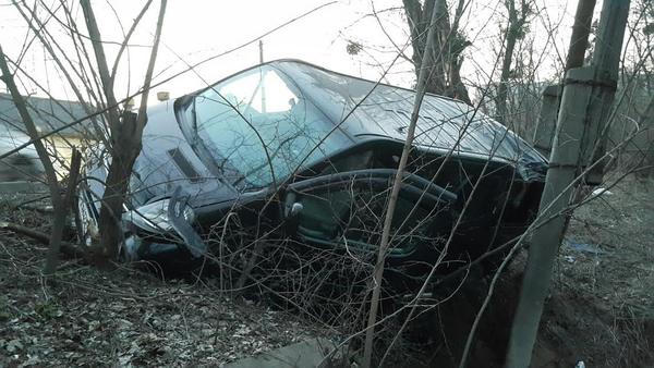 В Киеве пьяного водителя выбросило из авто, летящего с крутого склона (фото)