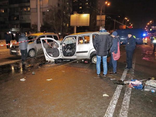 В Киеве столкнулись три автомобиля: погибли мать и малолетняя дочь (фото)