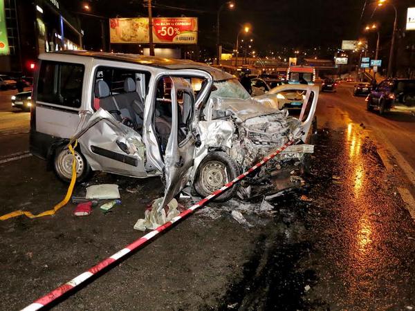 В Киеве столкнулись три автомобиля: погибли мать и малолетняя дочь (фото)