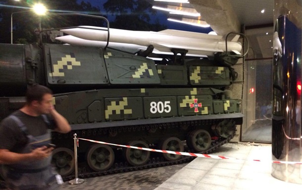 В Киеве установка Бук врезалась в здание