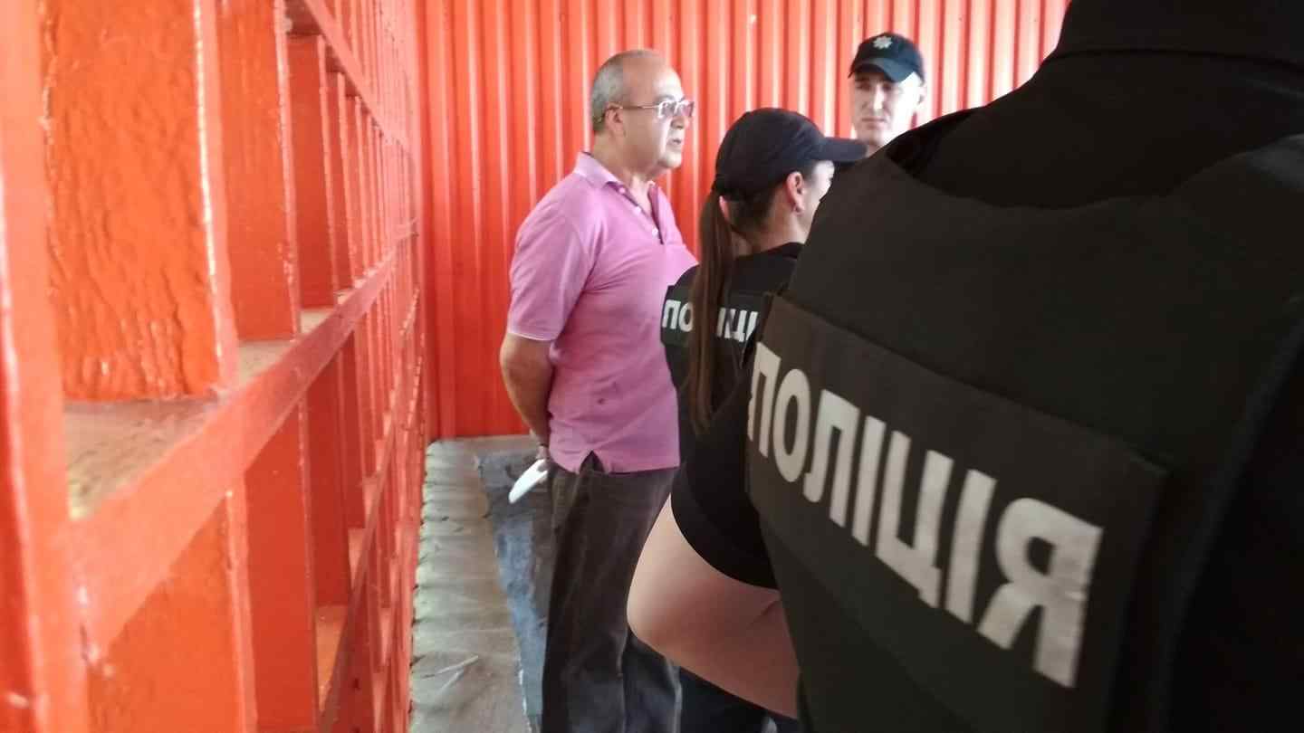 В Одессе арендатор пляжа вышел на встречу с депутатами и журналистами, прихватив с собой оружие. Фото